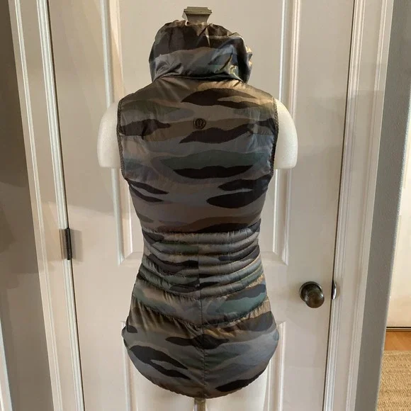 Lululemon Fluffin Awesome Puffer Vest Size 4 Full Zip Camo Goose Down Athleisure